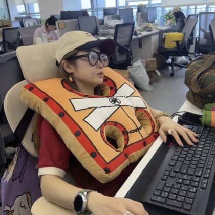 [現貨] 古代枷鎖抱枕 囚犯抱枕 聖誕 護頸枕 交換禮物 派對 聖誕禮物 伏 搞鬼禮物 搞笑 伏禮物 創意 Christmas party 聖誕聯歡會 100以內 辦公室靠枕 靠墊 返工 咕臣 cosplay