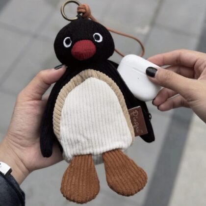 [預訂產品] 正版 Pingu燈芯絨吊飾包 45週年紀念款 pingu企鵝掛件 耳機包 玩偶 可愛 搞怪
